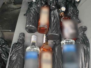 Polisin Şüphe Üzerine Durdurduğu Araçtan 16 Şişe Kaçak İçki Çıktı
