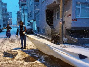 Pazarcılar Yoğun Kar Yağışı Altında Tezgah Açtı