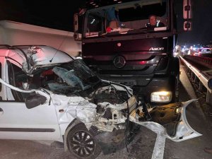 D-650’de Hafif Ticari Araç Tıra Arkadan Çarptı: 1 Yaralı