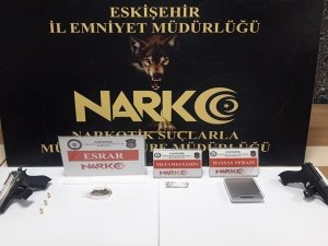 Şüpheli Şahsın Üzerinde Uyuşturucu Madde Ve Silah Bulundu