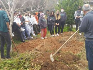 Öğrencilere Kompost Gübre Yapımı Eğitimi