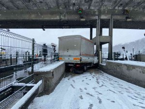 İ̇stanbul’da Kar Yağışı Kazaları Da Beraberinde Getirdi: 2 Yaralı