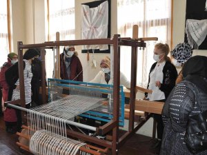 Erdemir, Elpek Bezi Eğitimini Tamamlayan Kadınlara Sertifikalarını Dağıttı