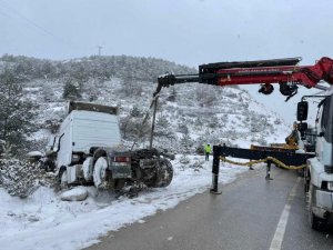 Karlı Yolda Kontrolden Çıkan Tır Ormanlık Alana Devrildi