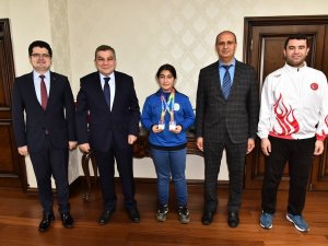 Vali Işık: “Her Zaman Sporcularımızın Yanındayız”