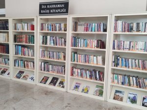 Şair İ̇sa Kahraman’dan Dpü’ye Kitap Bağışı