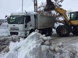 Karlıova’da Belediye Ekipleri Kar Temizliğine Devam Ediyor