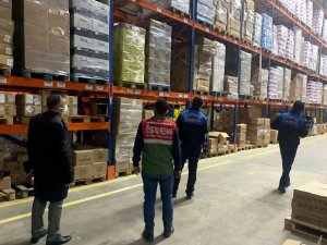 Mersin’de Marketlerin Deposunda Binlerce Litre Yağ Ele Geçirildi