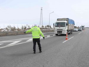 Bolu’da Tır Ve Kamyonların İ̇stanbul’a Gidişine İzin Verilmiyor