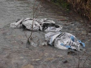Dereye Atılan Kimyasal Malzemeler 24 Saat Geçmesine Rağmen Sudan Duman Çıkarıyor