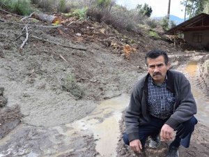 Heyelan Oturdukları Evi Tehdit Ediyor