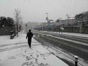 İ̇stanbul’da Anadolu Yakasında Kar Yağışı Etkisini Sürdürüyor