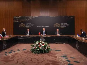 Bakan Çavuşoğlu: "Temennimiz Bölgemizde Barışın Yeniden Tesis Edilmesi"