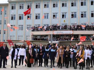 Dünya Havacı Kadınlar Haftası’nda Gökyüzüne Pembe Kâğıttan Uçaklar Fırlatıldı