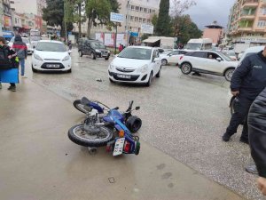 Otomobil İle Çarpışan Motosikletin Sürücüsü Yaralandı