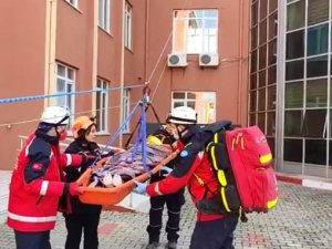 Deprem Tahliyesi Ve Yangın Söndürme Tatbikatı Gerçeği Aratmadı