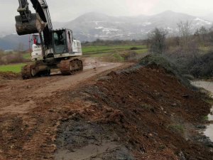Kocaeli’de Dereye Dökülen 40 Ton Atık Kaldırıldı
