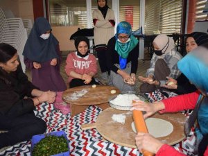 Üniversiteli Kız Öğrencilere Malatya Yemeklerinin Yapımı Öğretiliyor