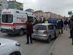 Tanker İle Otomobil Kavşakta Çarpıştı: 1 Yaralı