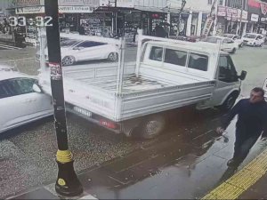 Otomobil İle Hafif Ticari Aracın Çarpıştığı Kazada 2 Kişi Yaralandı