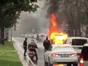 Ataköy’de Araç Alev Alev Yandı