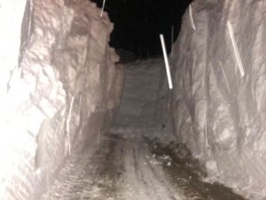 Yolu Kapanan Köye, Kardan Tünelle Ulaşım Sağlanıyor