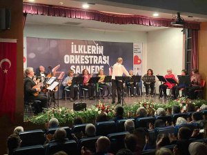 İ̇zmir’de Bayraklı Belediyesi Mandolin Orkestrası İlk Kez Sahne Aldı