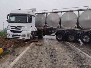 Kar Yağışı Kazaya Neden Oldu, Tır Refüje Çarptı