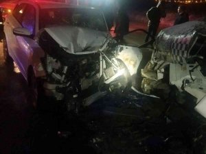 Van’da Otomobil İle Minibüs Kafa Kafaya Çarpıştı: 1’i Ağır 5 Yaralı
