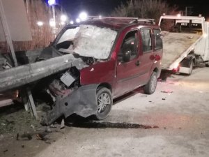 Direksiyon Hakimiyetini Kaybeden Sürücü Refüje Girdi