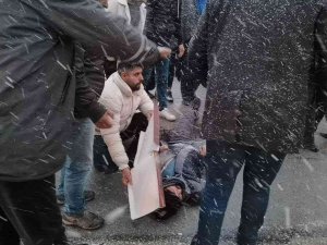 Yaralıyı Kar Yağışından Kartonla Korudular