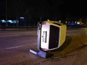 Refüje Çarpan Otomobil Metrelerce Sürüklendi: 1 Yaralı