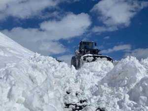 Hakkari’de 84 Yerleşim Yerinin Yolu Ulaşıma Kapandı