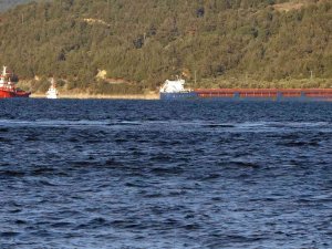 Çanakkale Boğazı’nda Karaya Oturan Geminin Kurtarma Çalışmaları Sürüyor