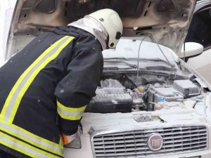Isparta’da Alev Alan Araç, İtfaiye Ekiplerinin Müdahalesiyle Söndürüldü