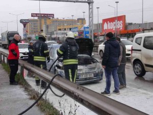 Seyir Halindeki Otomobilin Motoru Yandı