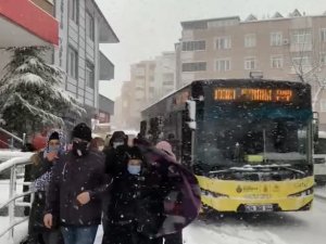 Pendik’te 4 İ̇ett Aracı Yoğun Kar Yağışı Nedeniyle Yolda Kaldı