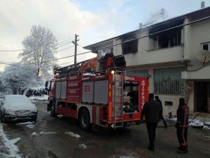 Sakarya’da İki Katlı Ev Alevlere Teslim Oldu