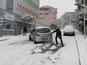 Pendik’te Kaygan Zeminde Araçlar Kaydı, Sürücüler Zor Anlar Yaşadı