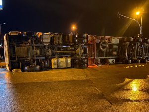 Dönüşü Alamayan Tır Kavşakta Devrildi