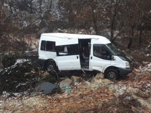 Öğrenci Servisi Şarampole Devrildi: 10 Yaralı