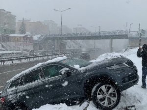 Pendik’te Kontrolünü Kaybeden Araç Kaza Yaptı