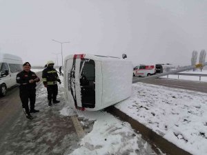Karda Kayan Otomobil Direğe Çarptı: 3 Yaralı