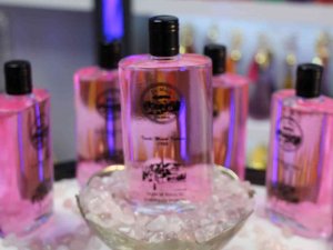 Pembe Kuvars Taşından Üretilen Kolonya Gençlerin İlgi Odağı Oldu