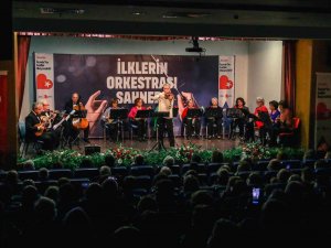Bayraklı’nın Mandolin Orkestrası Dinleyenleri Etkiledi