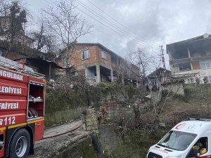 İ̇ki Katlı Ev Sobadan Çıkan Yangında Kullanılamaz Hale Geldi