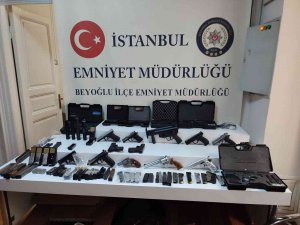 İ̇stanbul’da Silah Kaçakçılığı Operasyonu: 24 Silah Ele Geçirildi