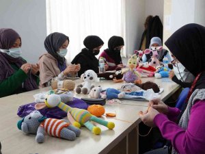 Keçmek’lerde Kadınlar Rengarenk Ürünler Üretiyor