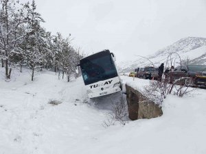 Gümüşhane’de Yolcu Otobüsü Kaza Sonrası Menfezde Asılı Kaldı