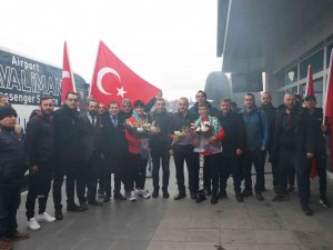 Şampiyonlar, Kayseri’de Çiçeklerle Karşılandı